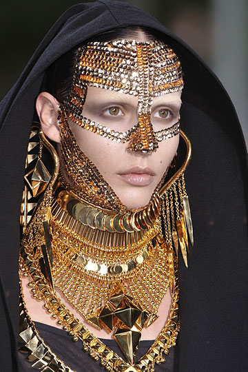 Givenchy s Fall 09 Couture Details