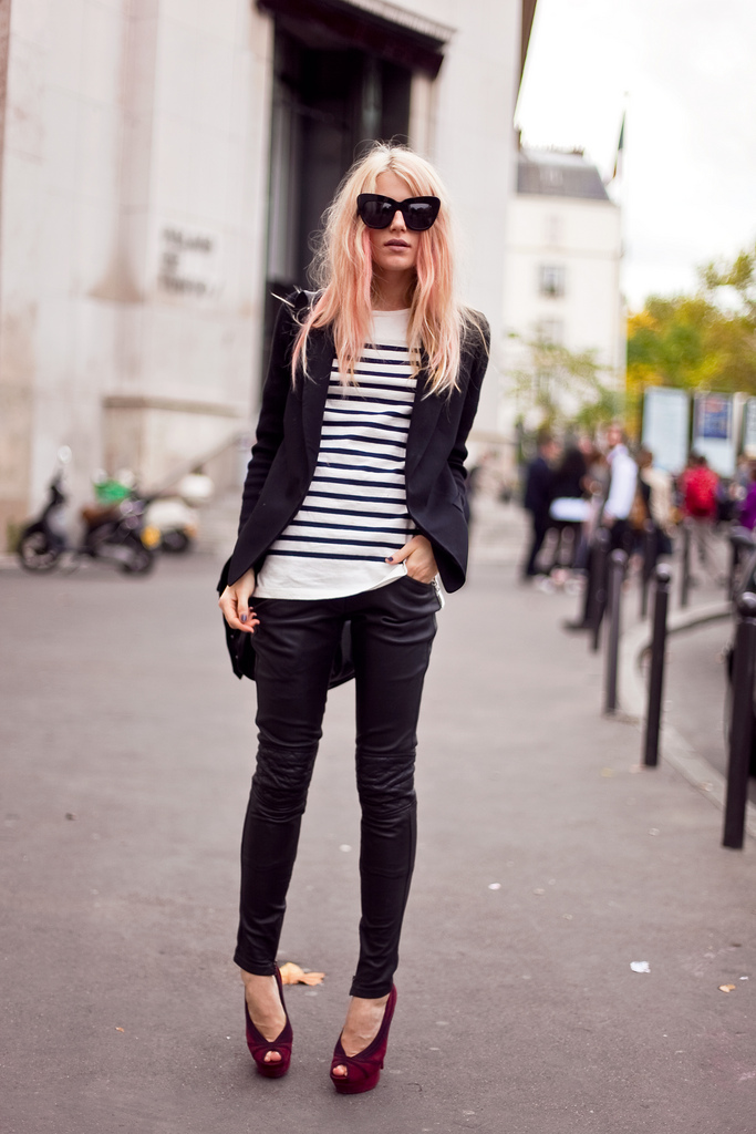 Paris Fashion Week 2010 StreetStyle Photography - Can your read the ...