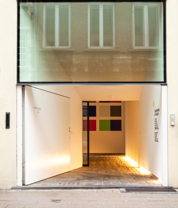 extended wenes residence gallery door open