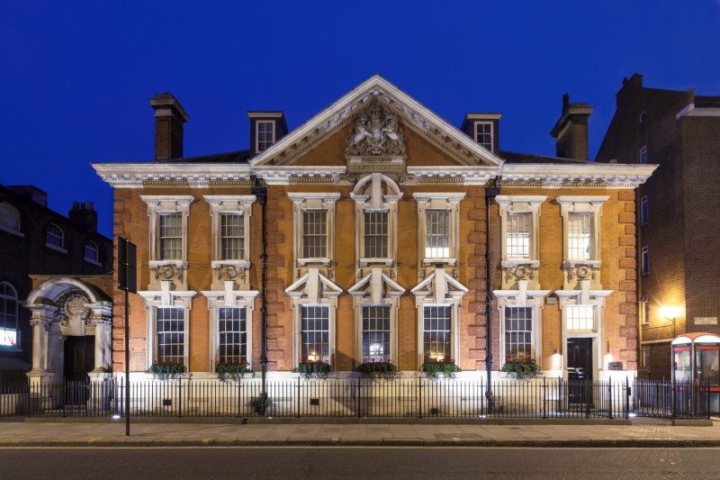 london courthouse transformed into stunning loft