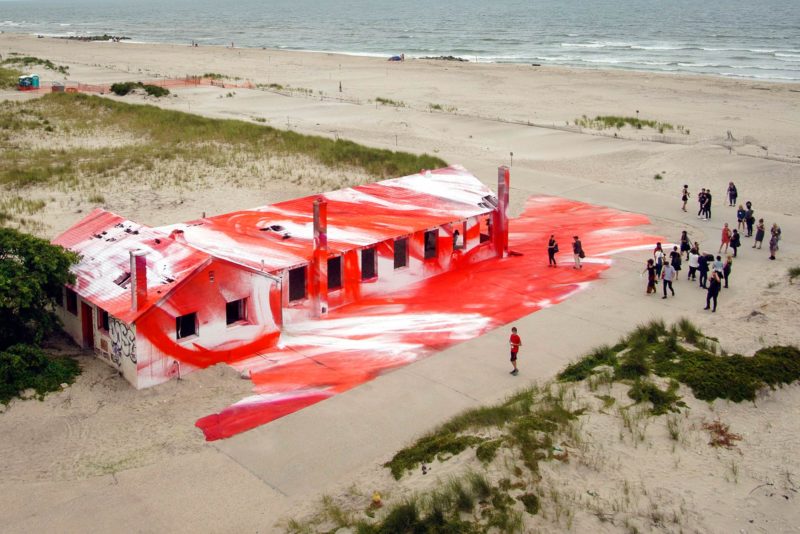 katharina grosse spray paints building