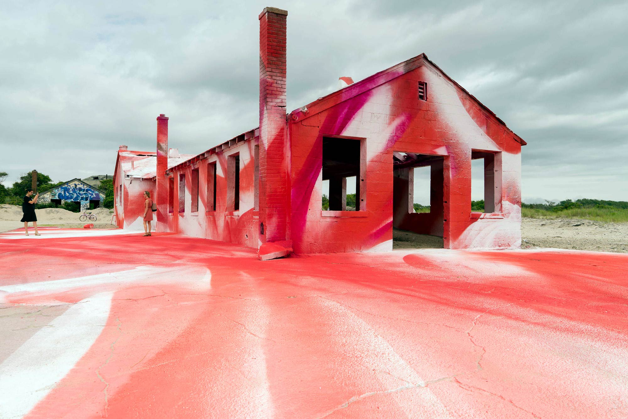 katharina grosse spray paints building