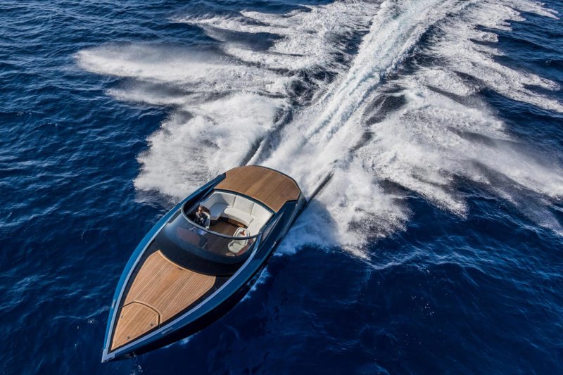 aston martin powerboat