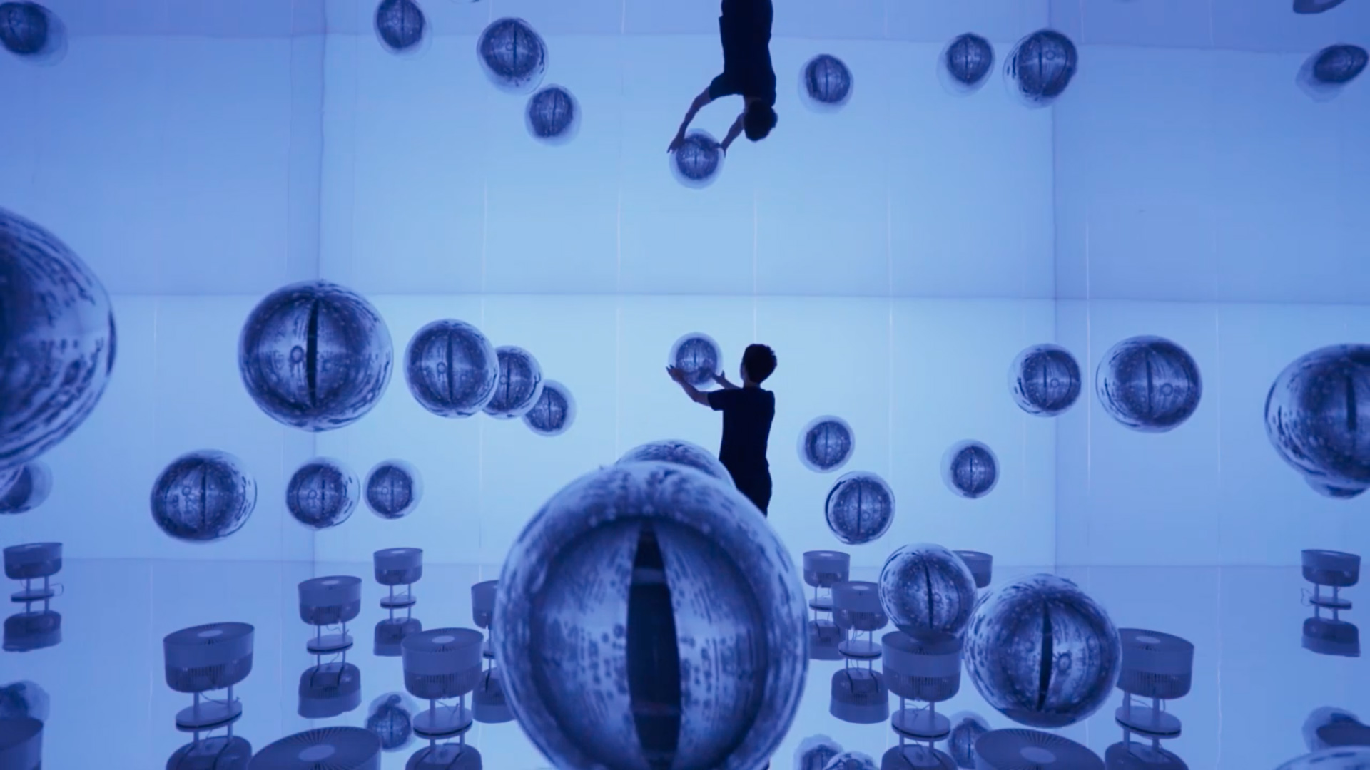 Floating Mirror Balloons At Reborn Art Festival Japan