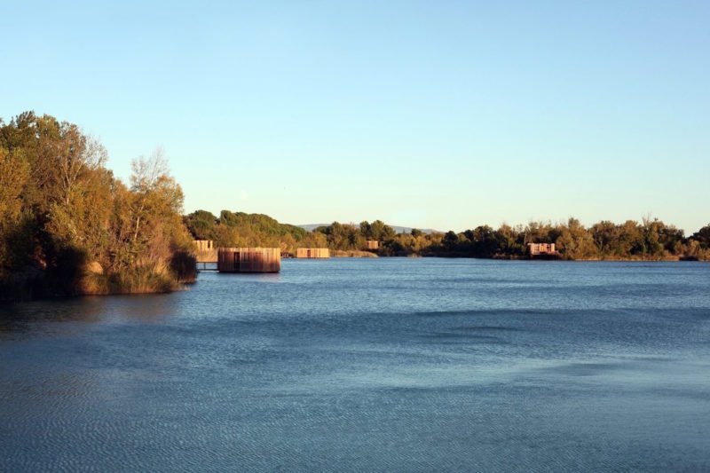 floating cabins of the cabanes des grands cepages avignon