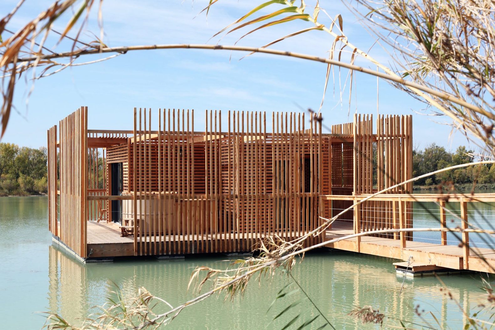 floating cabins of the cabanes des grands cepages avignon