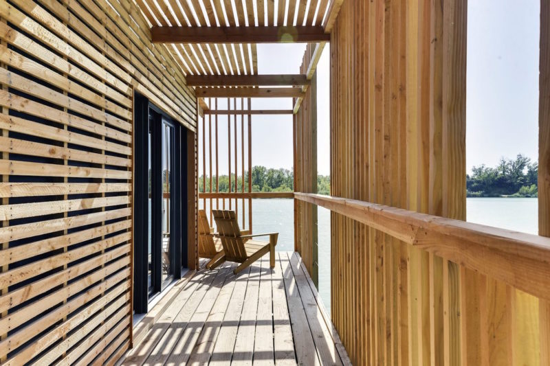 floating cabins of the cabanes des grands cepages avignon