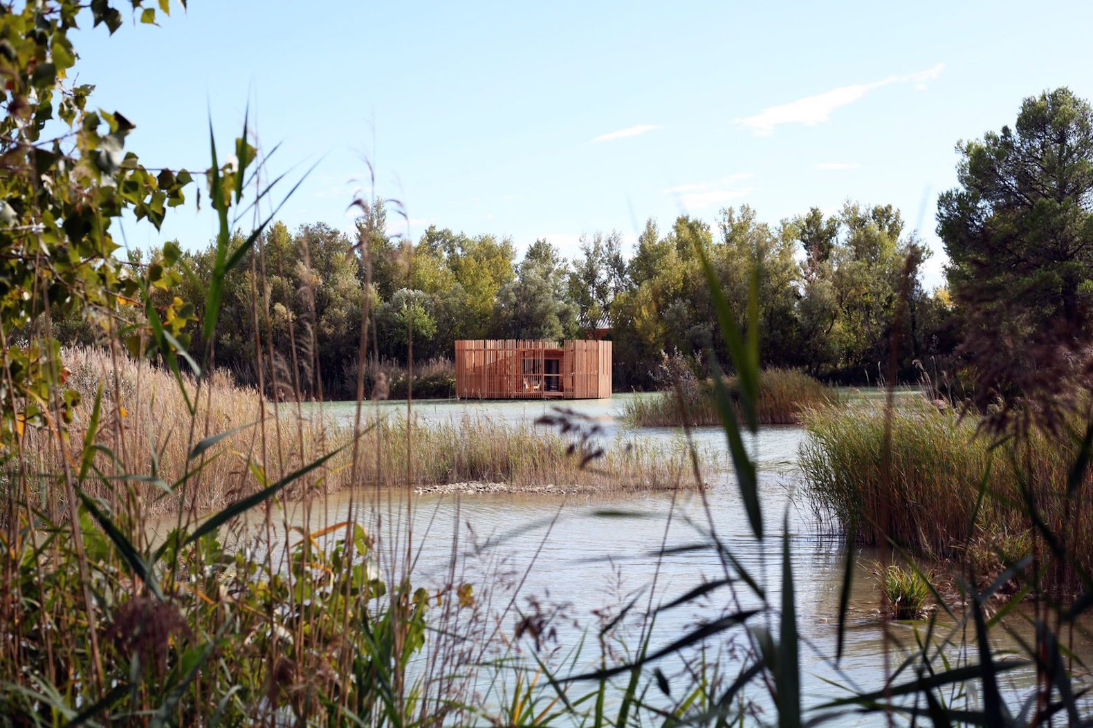 floating cabins of the cabanes des grands cepages avignon