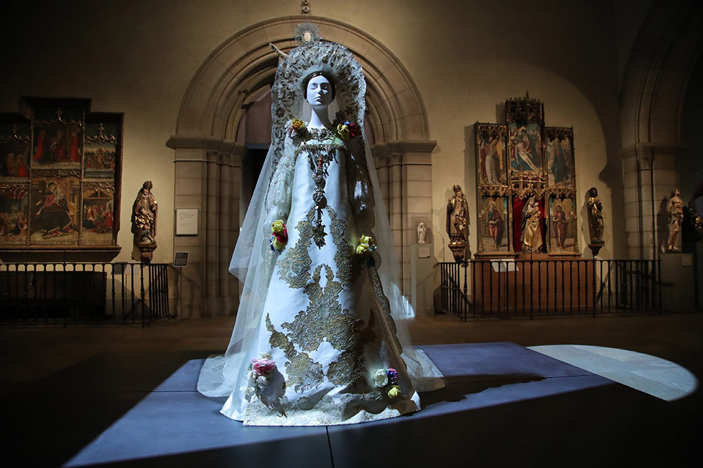 metropolitan museum of art heavenly bodies fashion exhibit