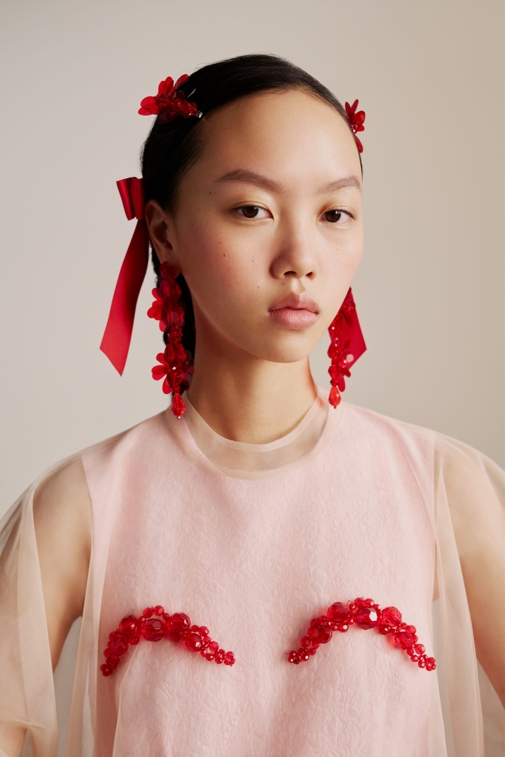 6091 pearl 0.67 photo album 1000x1500 lb 300 6 Introducing Simone Rocha’s Whimsical H&M Collaboration